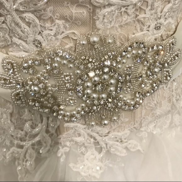 Beautiful ballroom wedding gown by Oleg Cassini - Picture 5 of 8